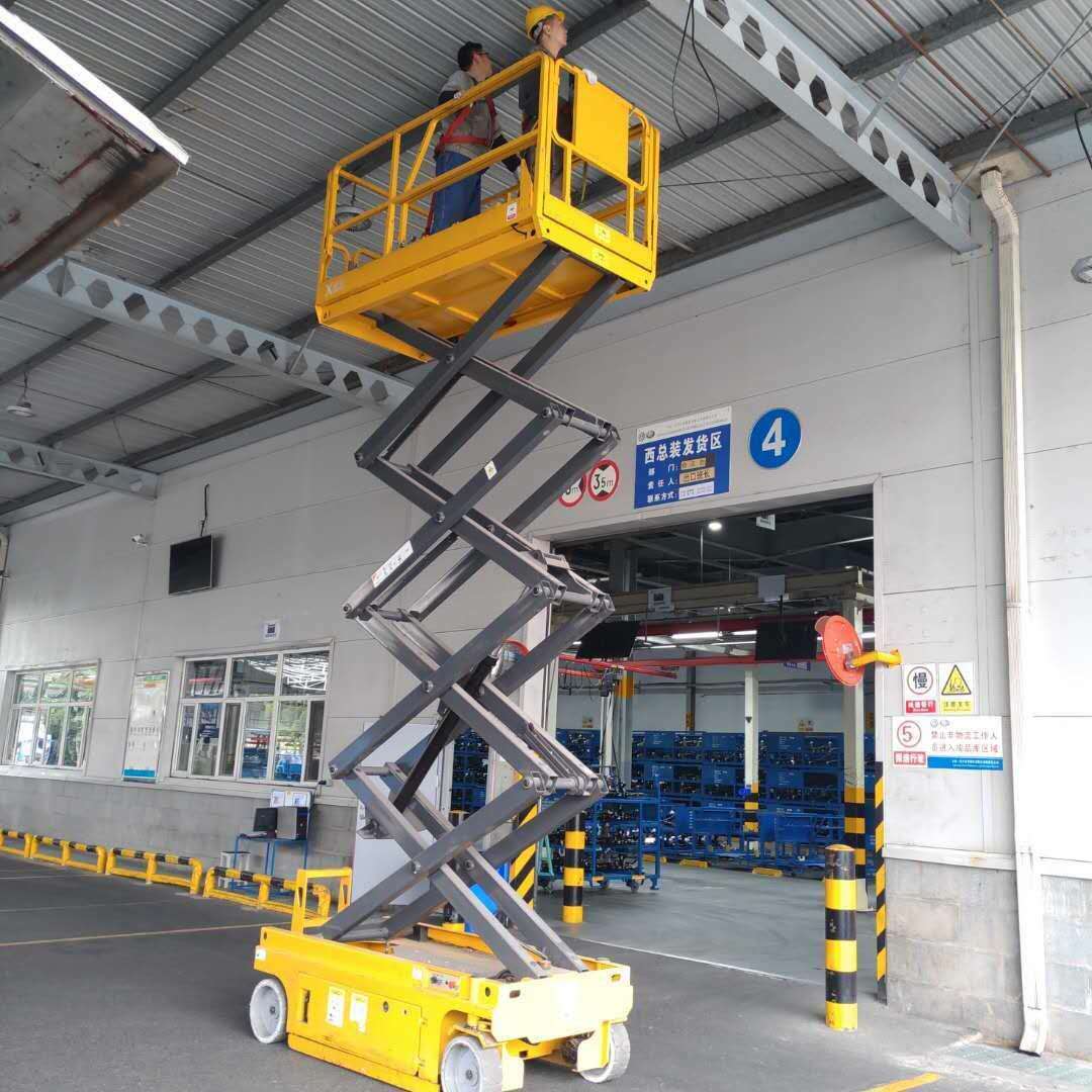 美的空調公司購買自行剪叉式升降機用于工廠的檢修